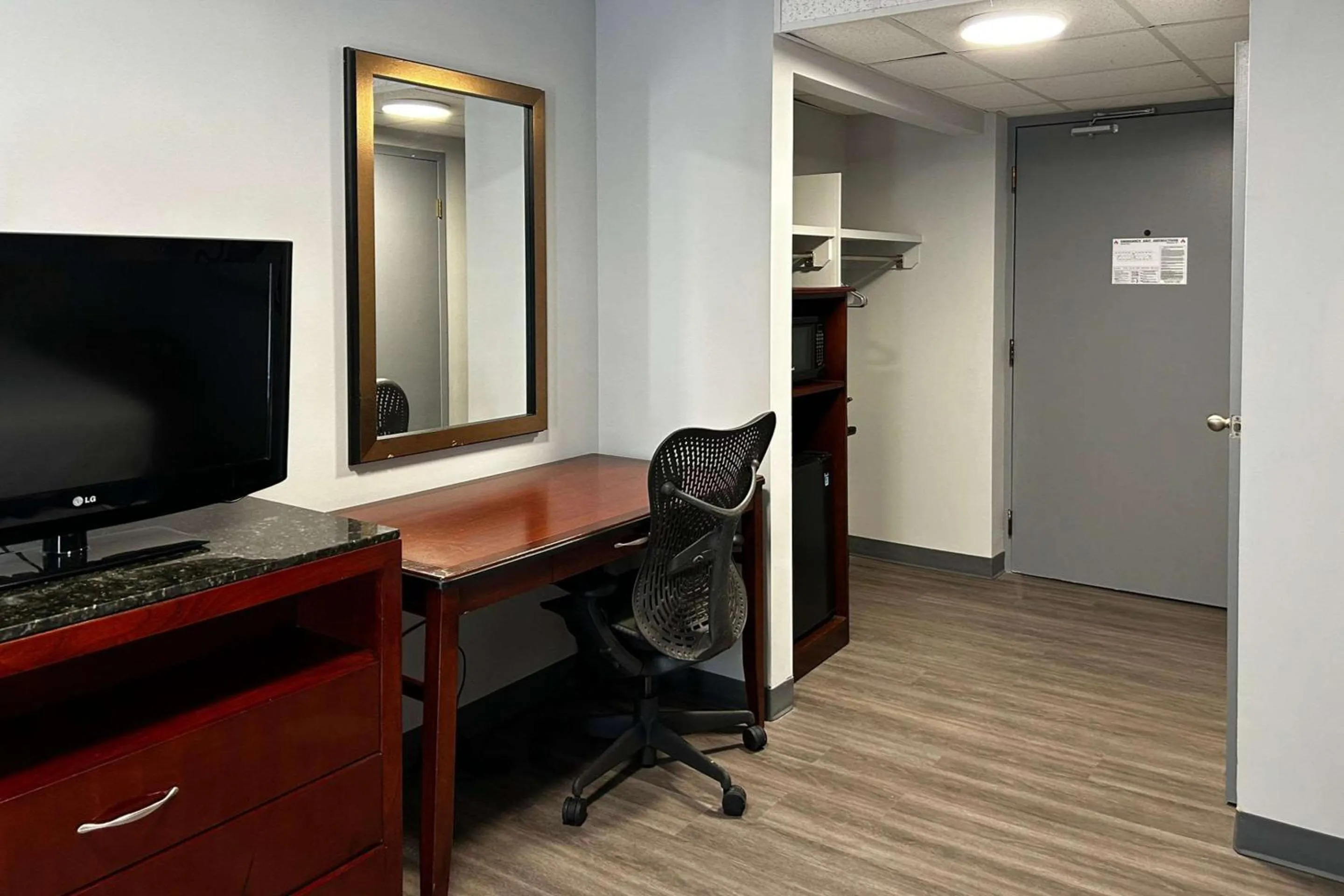 Bedroom in Rodeway inn Clemmons - Winston-Salem Area