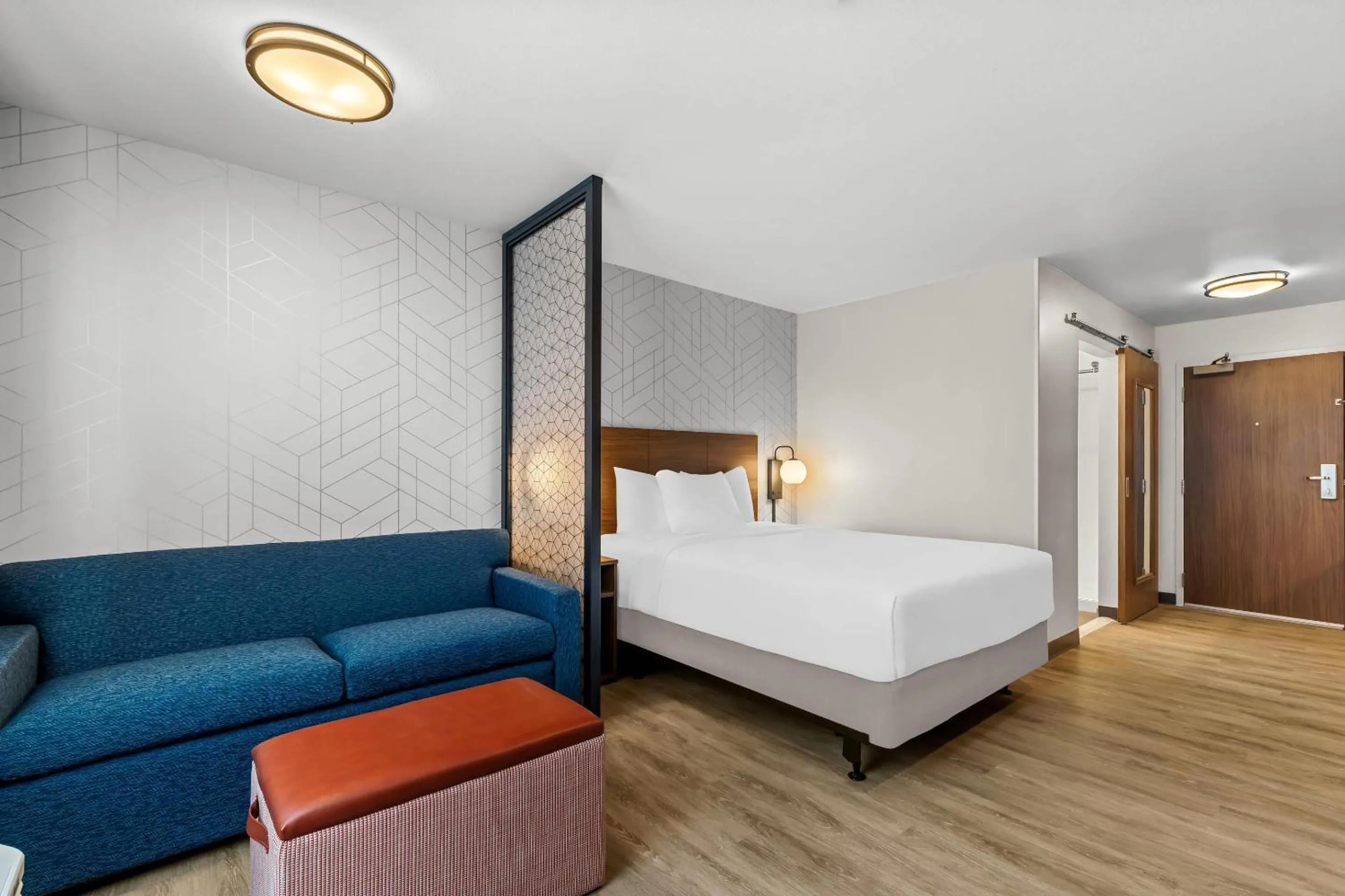 Bedroom, Bed in Everhome Suites Temecula