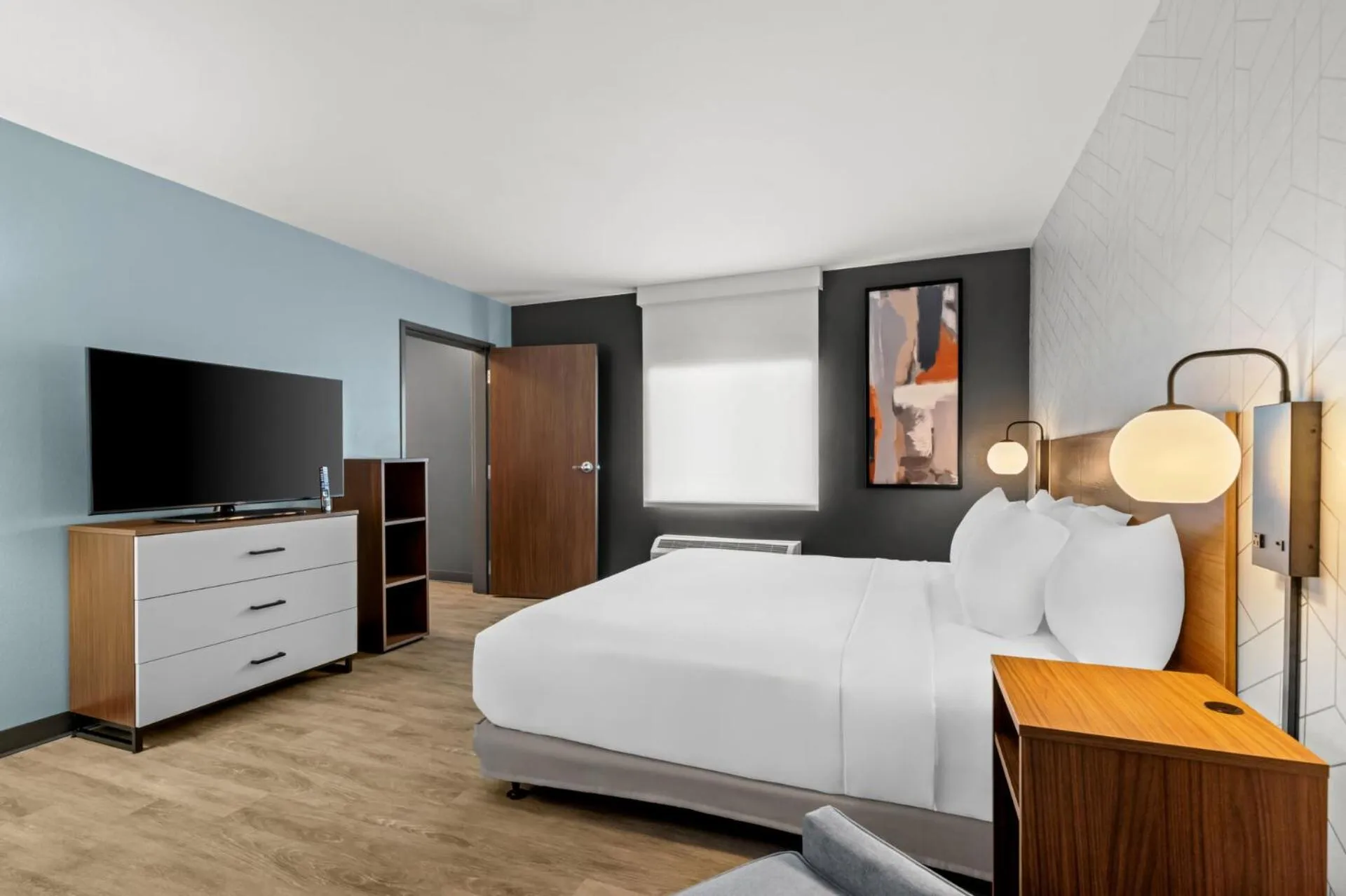 Bedroom, Bed in Everhome Suites Temecula