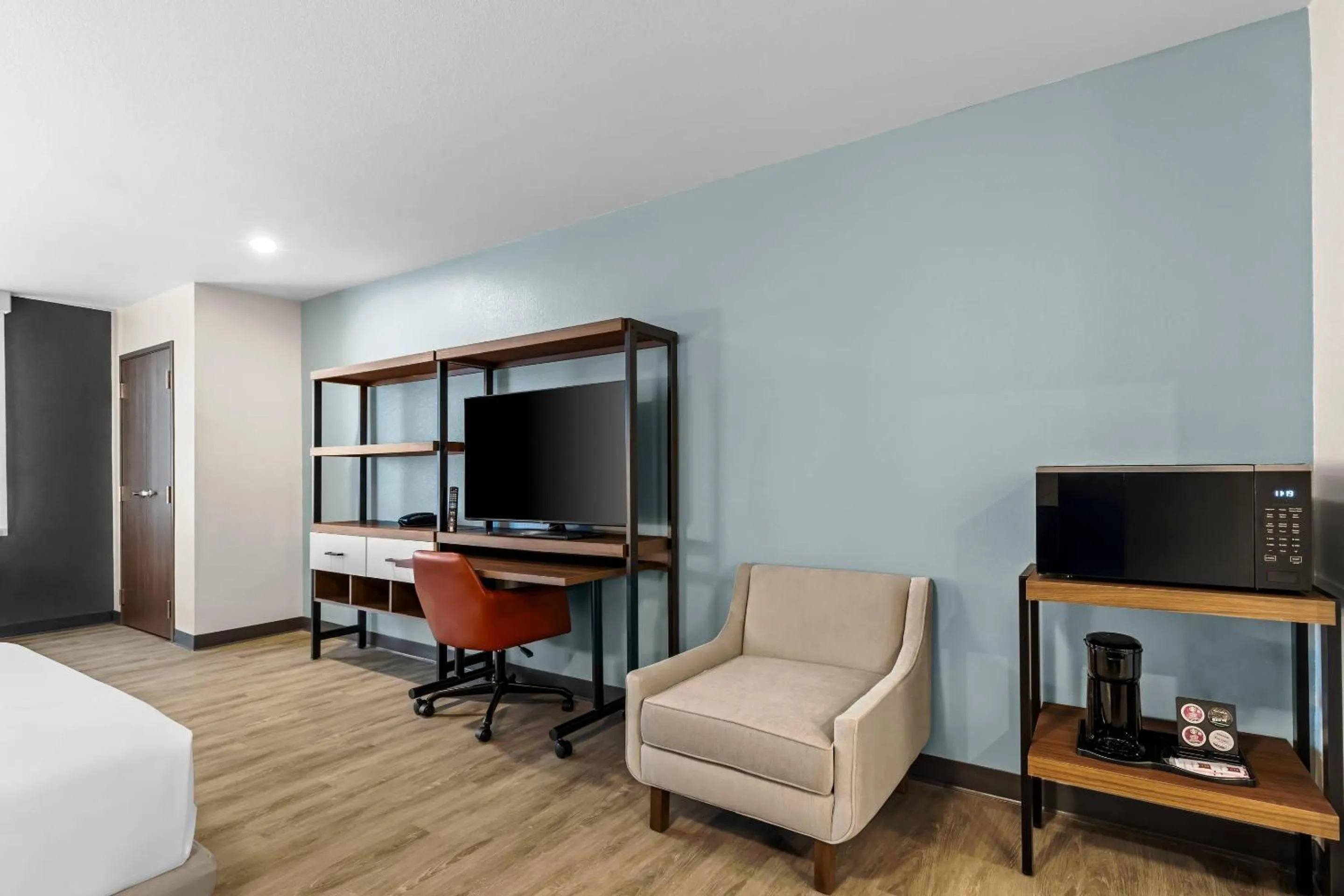 Bedroom, Bed in Everhome Suites Temecula