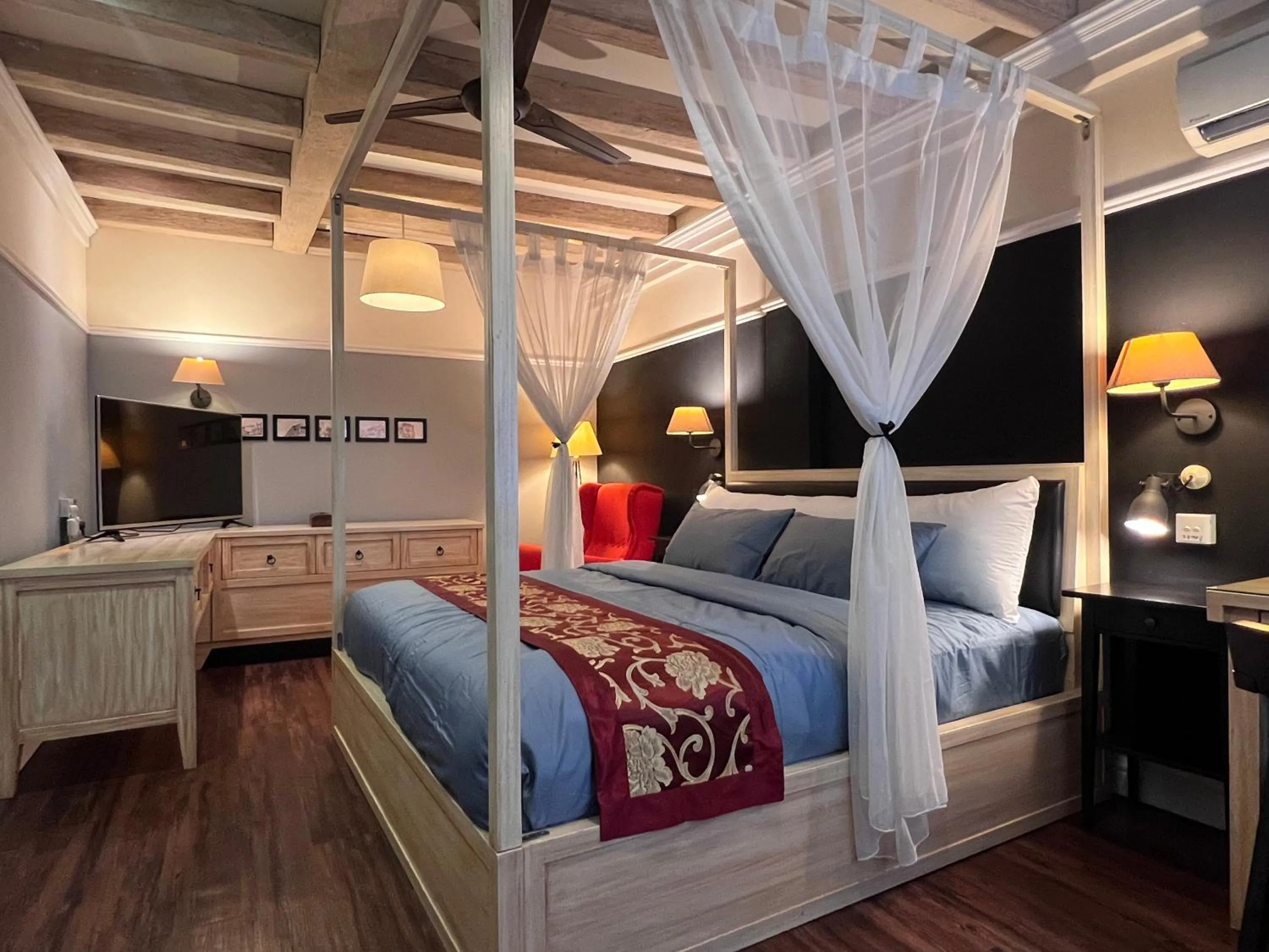 Bed in Heritage Hideaway Retreat