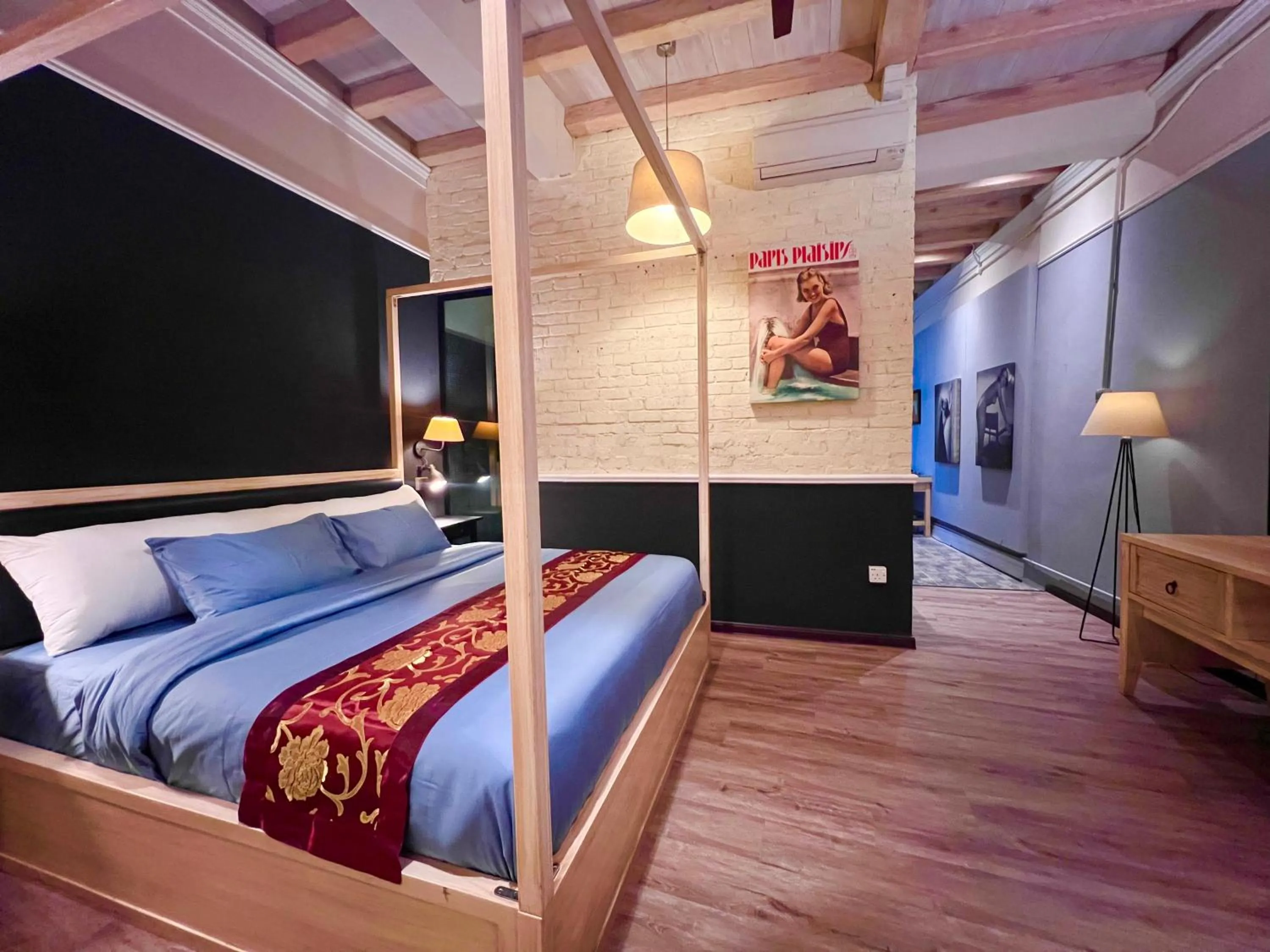 Bed in Heritage Hideaway Retreat