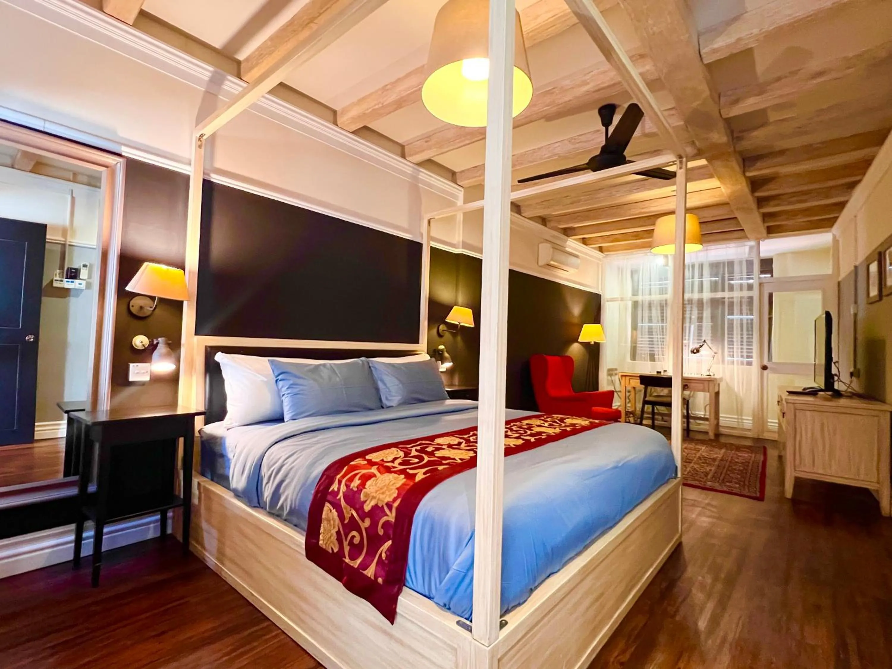 Bed in Heritage Hideaway Retreat