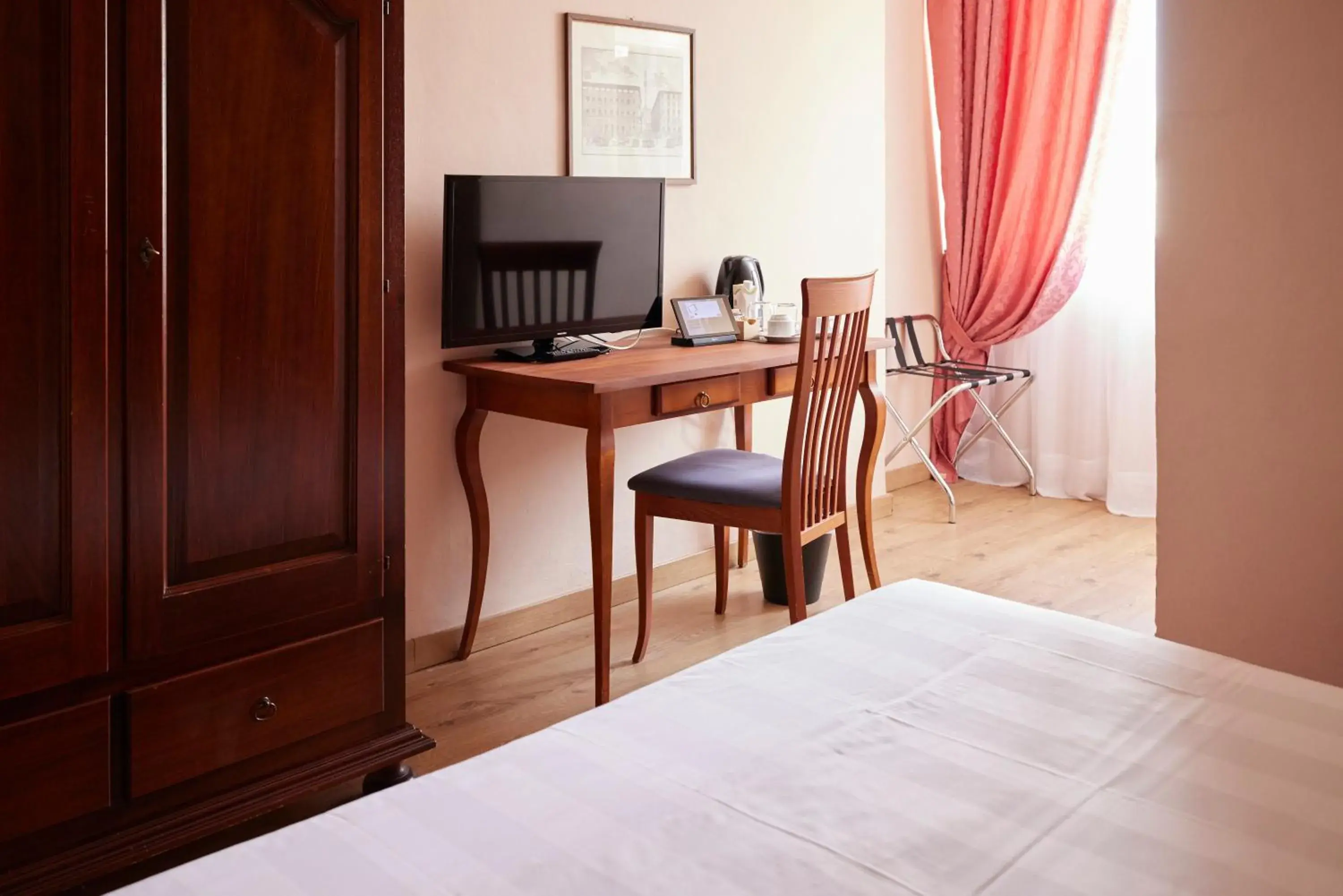 TV and multimedia, Bed in Certosa di Pontignano Residenza d'Epoca - Place of Charme TV and multimedia, Bed in Certosa di Pontignano Residenza d'Epoca - Place of Charme