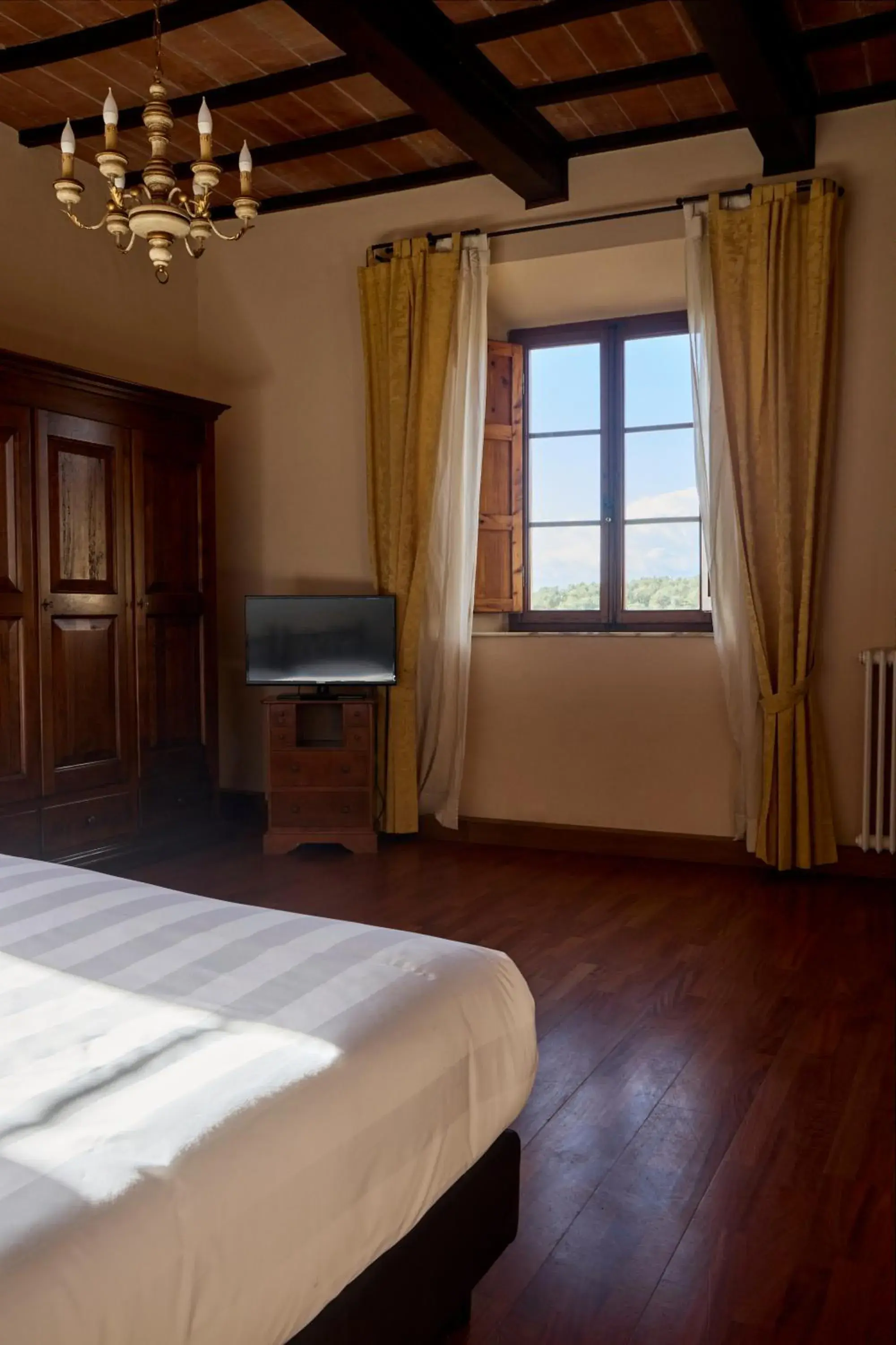 TV and multimedia, Bed in Certosa di Pontignano Residenza d'Epoca - Place of Charme TV and multimedia, Bed in Certosa di Pontignano Residenza d'Epoca - Place of Charme