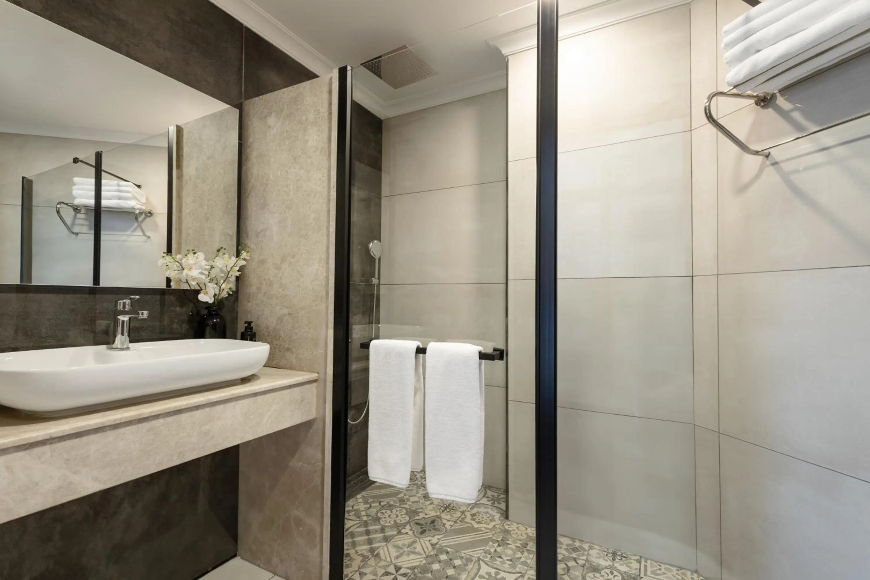 Shower in Lilium Hotel & Suites