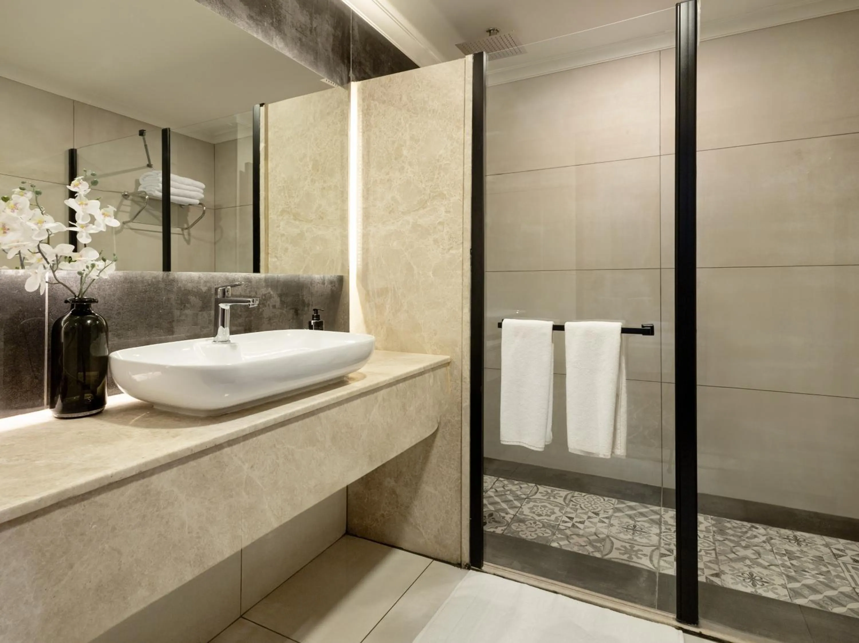 Shower in Lilium Hotel & Suites