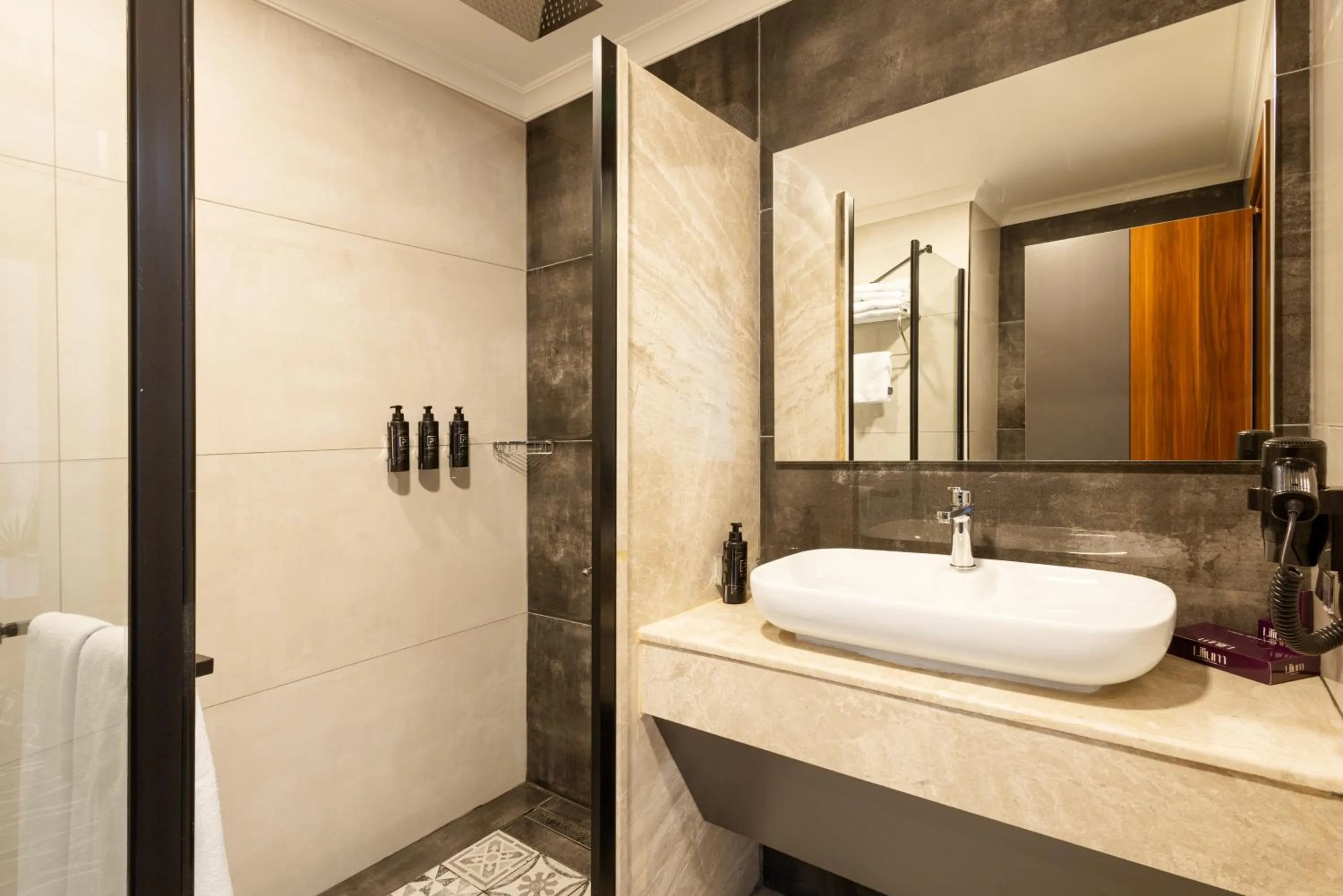 Shower in Lilium Hotel & Suites
