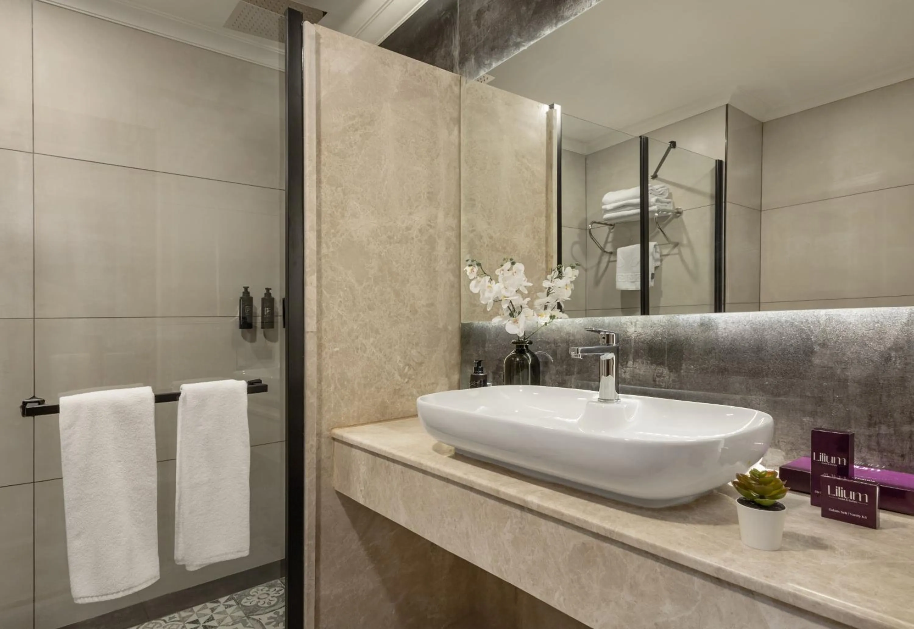 Shower in Lilium Hotel & Suites