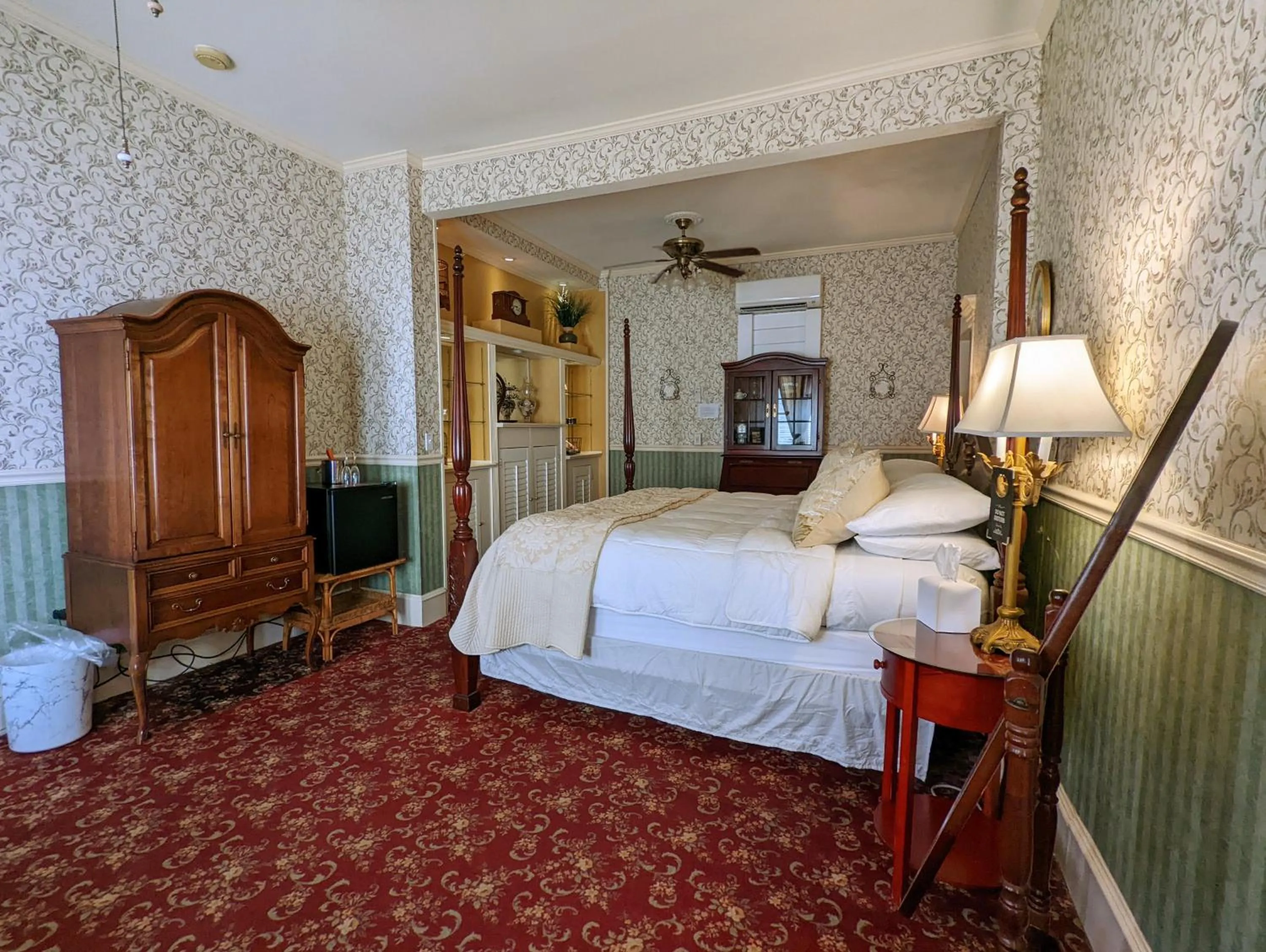Bed in Old Powder House Inn