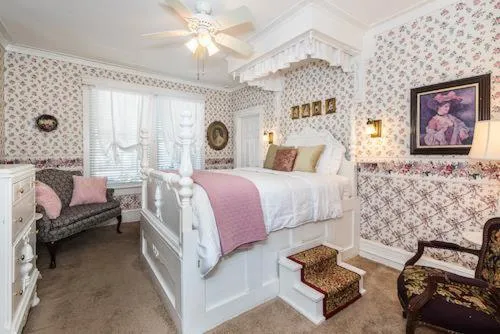 Bed in Old Powder House Inn