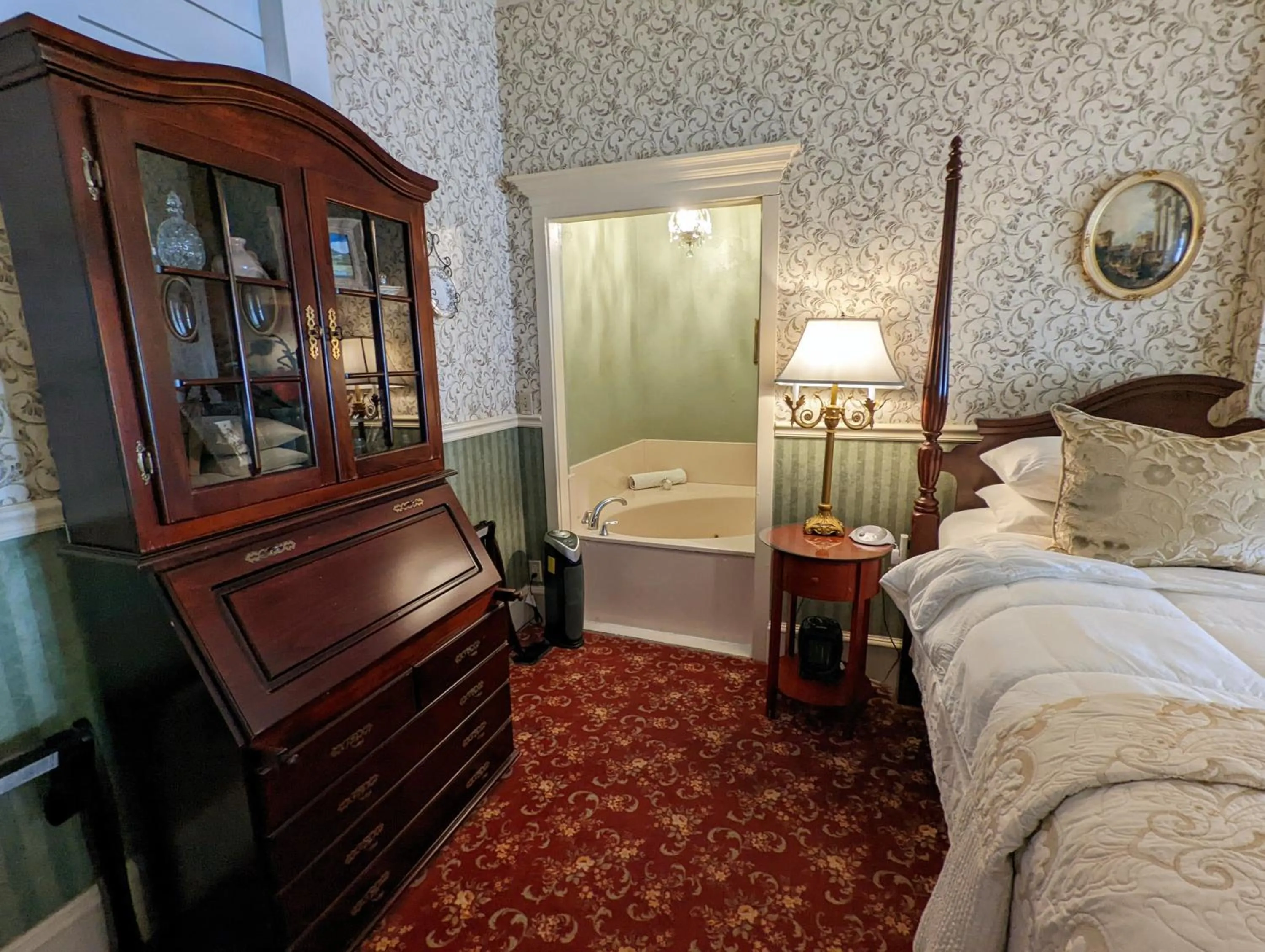 Bed in Old Powder House Inn