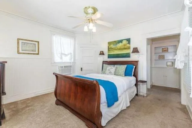 Bed in Old Powder House Inn