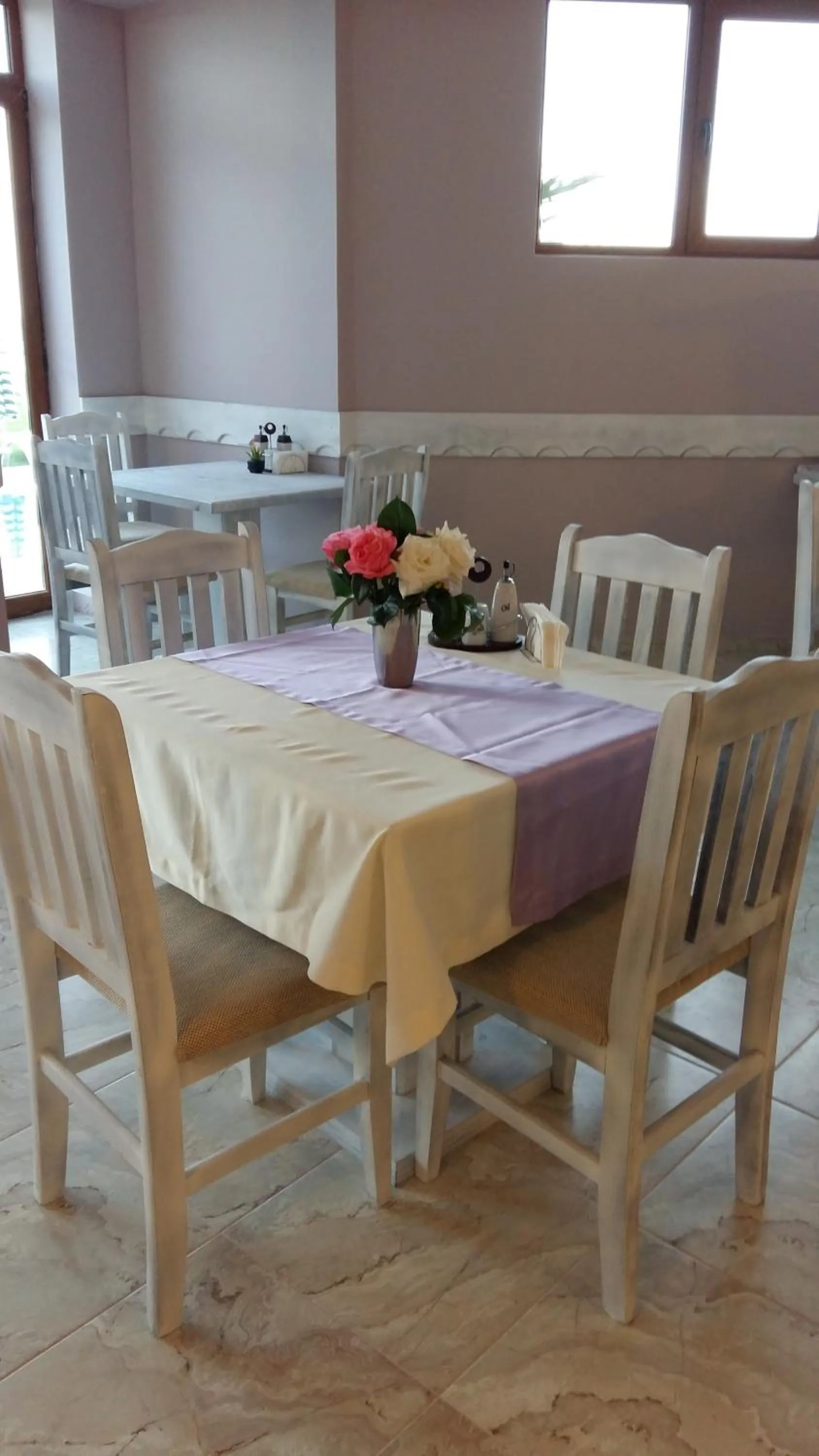 Food and drinks in Toma's Residence - Front Beach