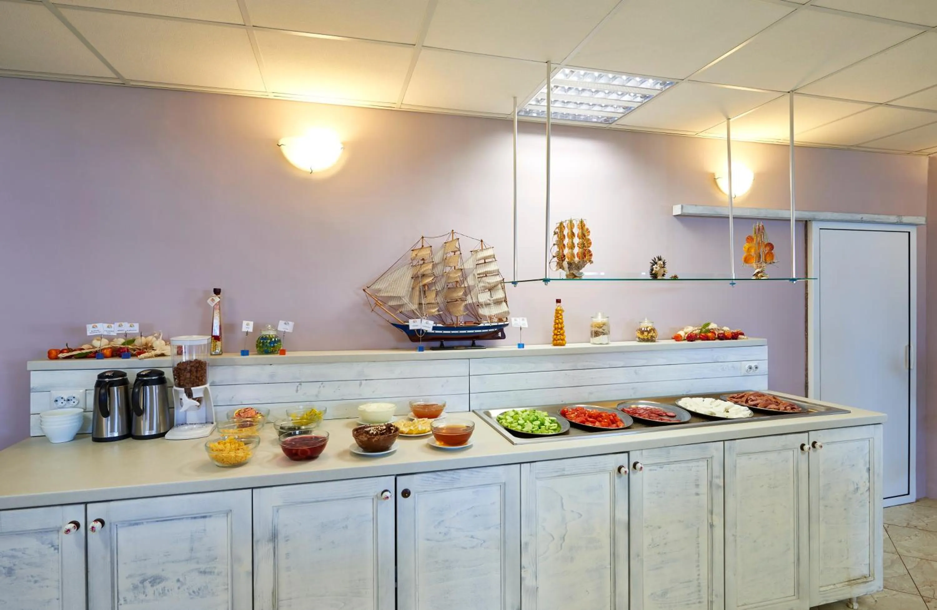 Food and drinks in Toma's Residence - Front Beach