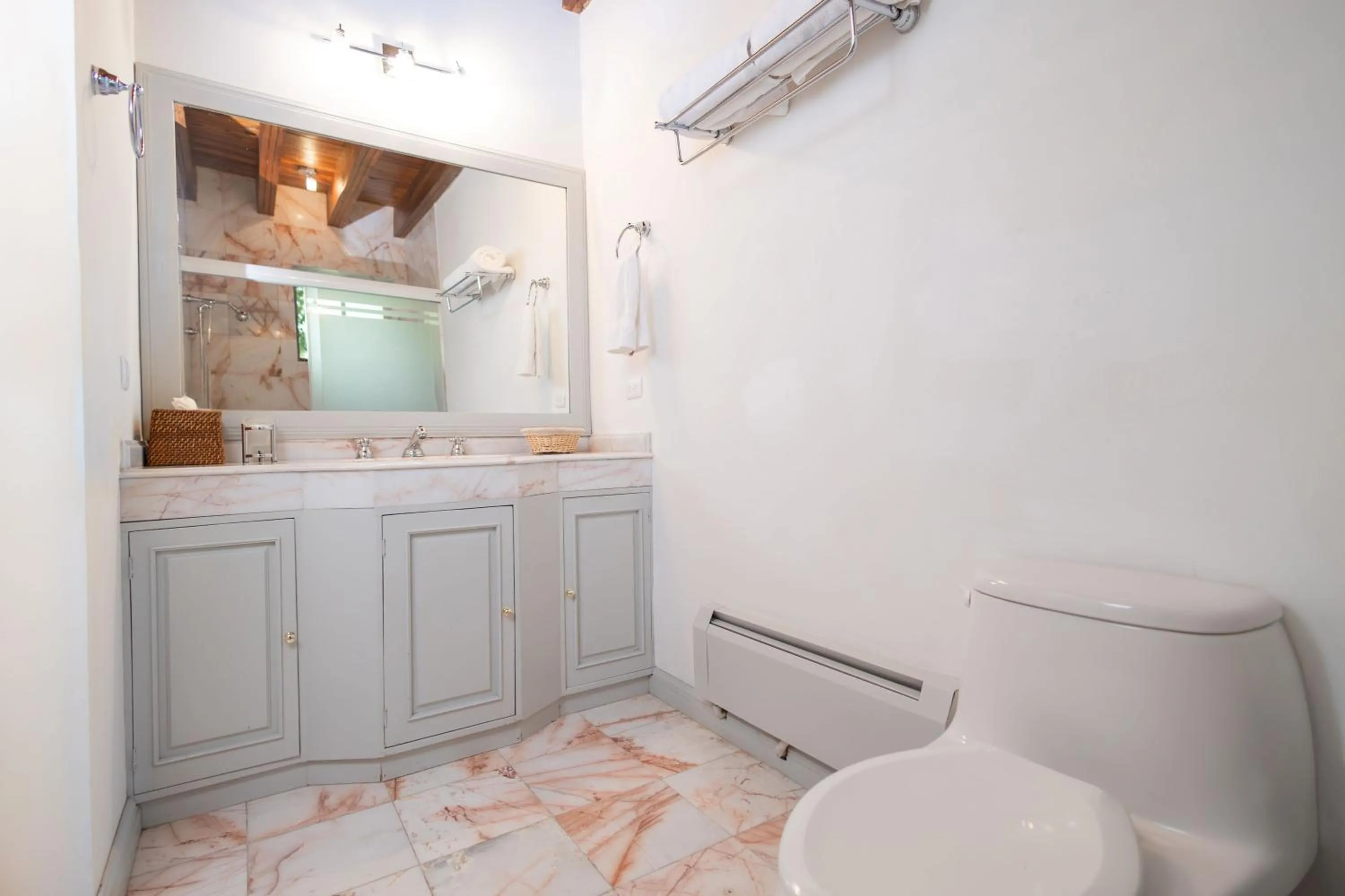 Toilet in Casa Rincón by Lumina