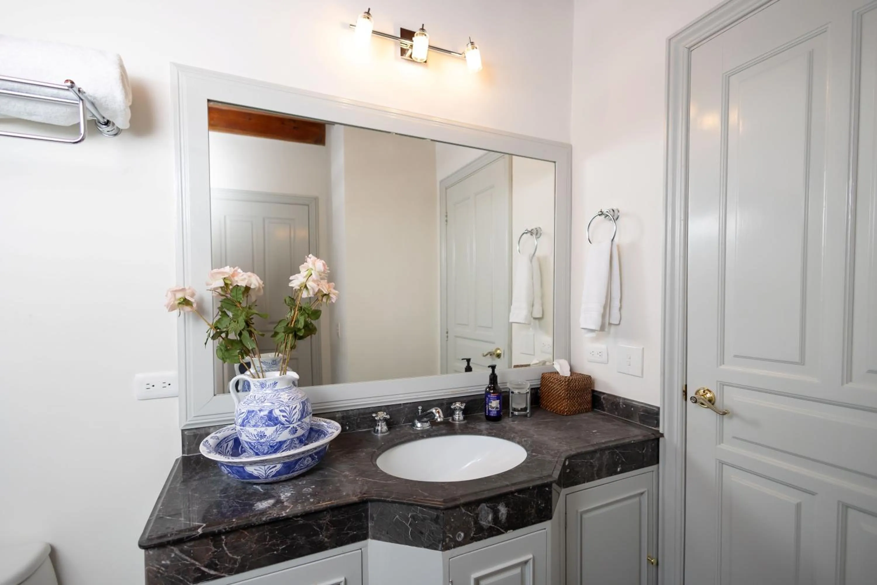 Bathroom in Casa Rincón by Lumina