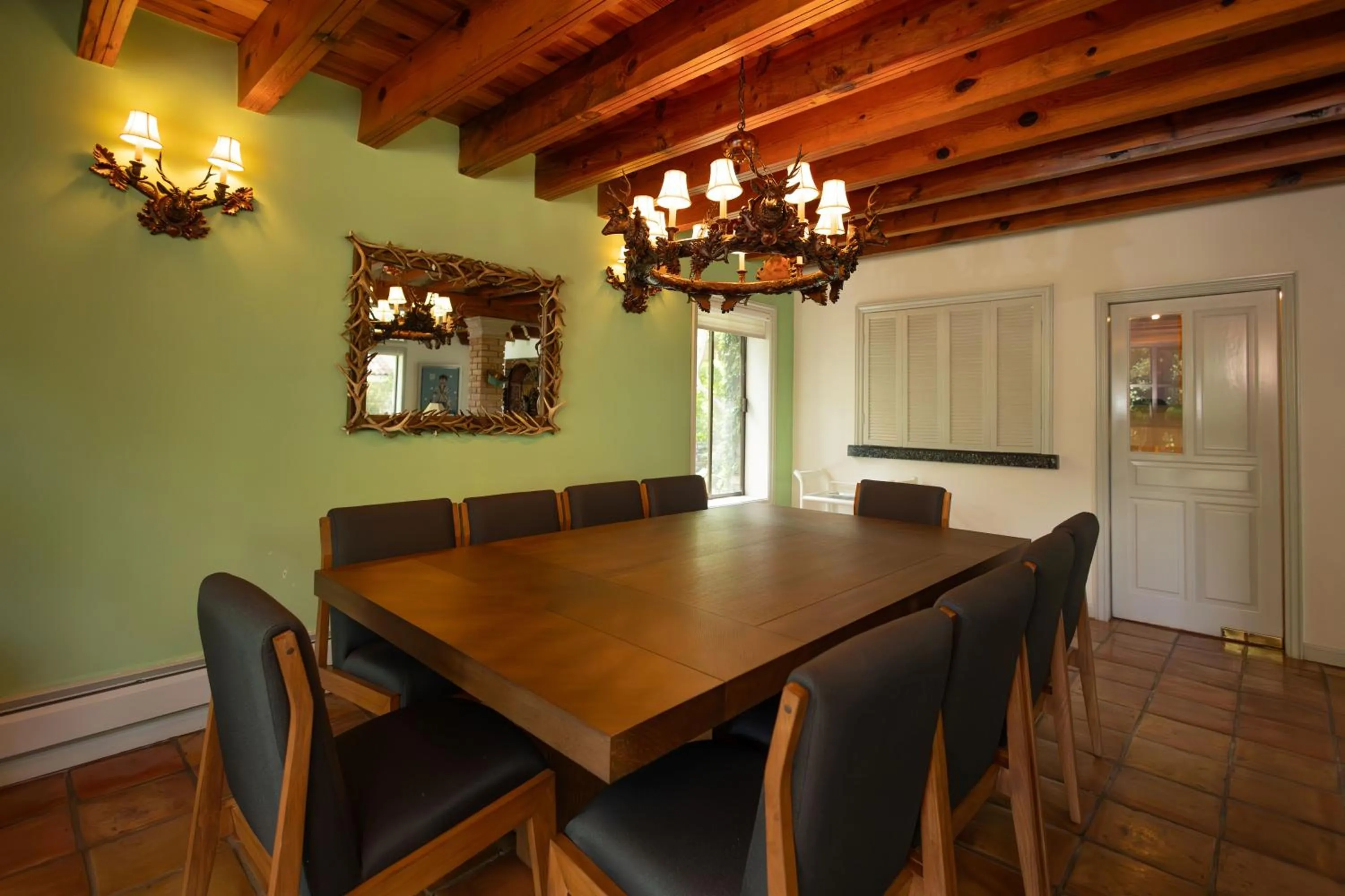 Dining area in Casa Rincón by Lumina