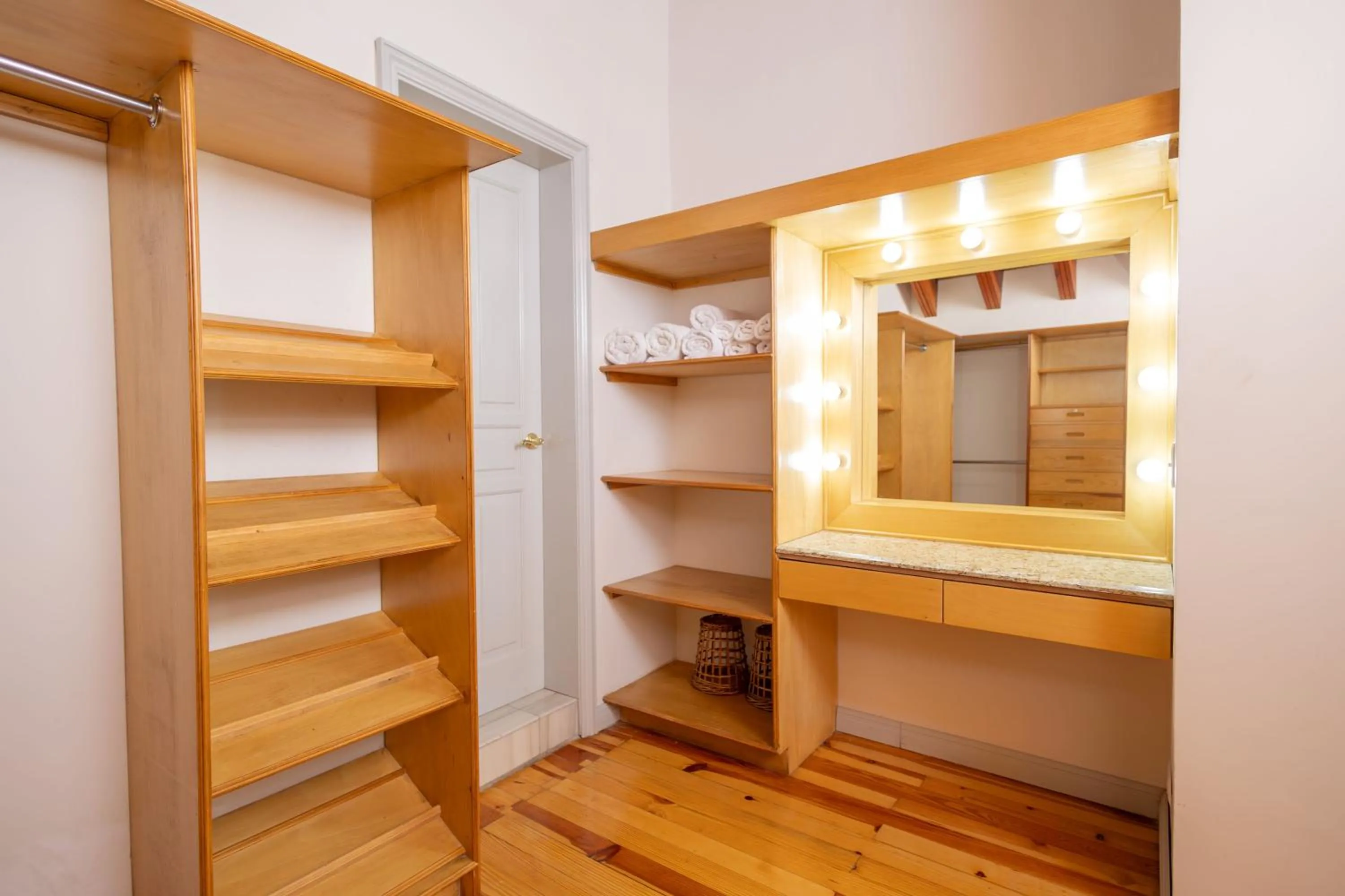 wardrobe in Casa Rincón by Lumina