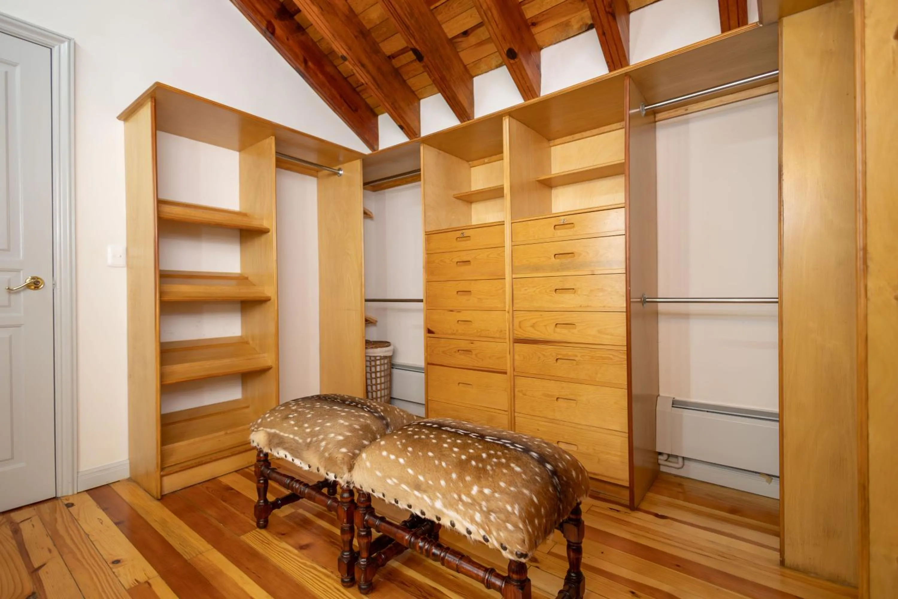 wardrobe in Casa Rincón by Lumina