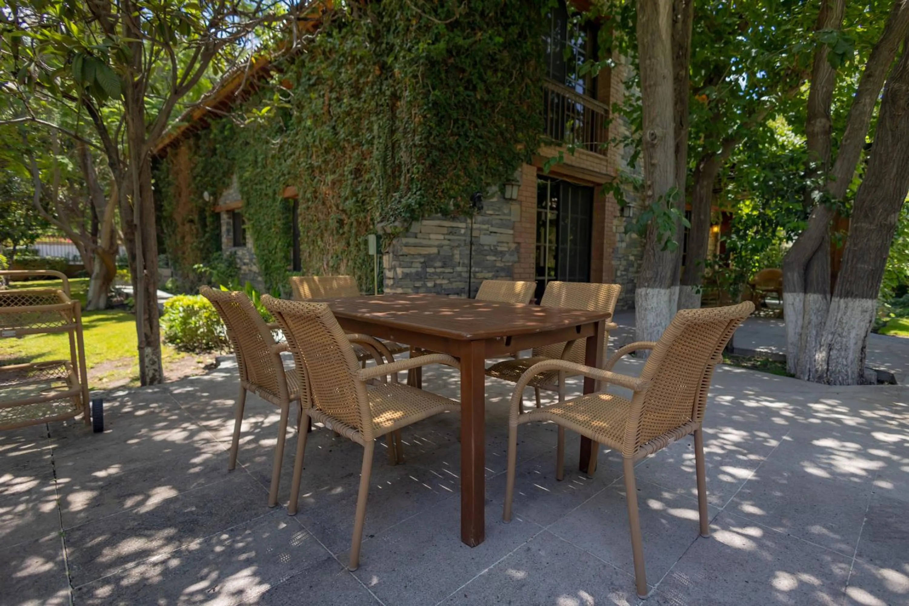Patio in Casa Rincón by Lumina