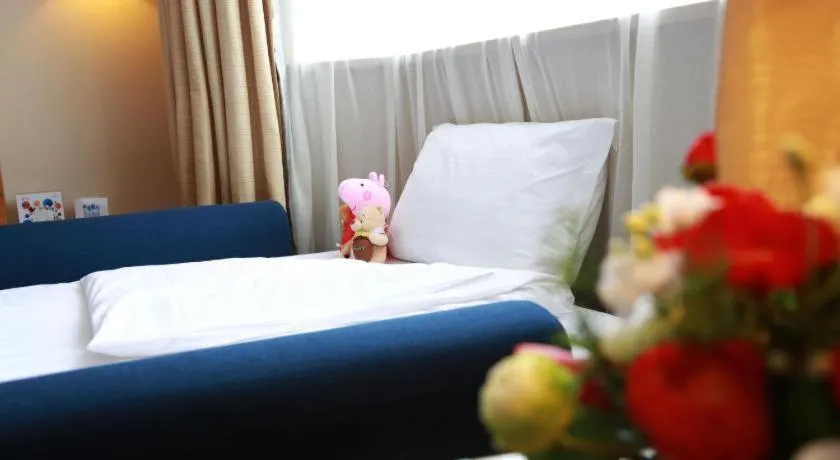 Bed in Jinglun Hotel