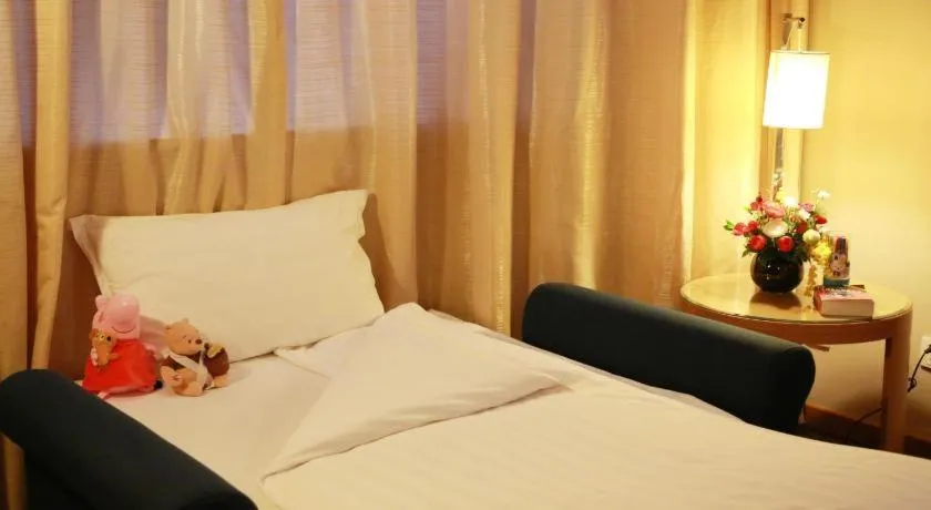 Bed in Jinglun Hotel