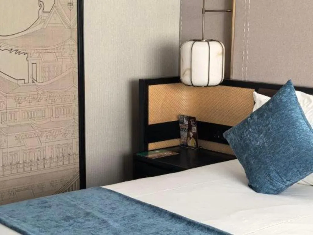 Bed in Jinglun Hotel