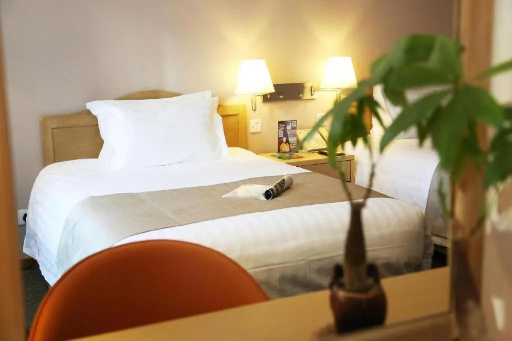 Bed in Jinglun Hotel