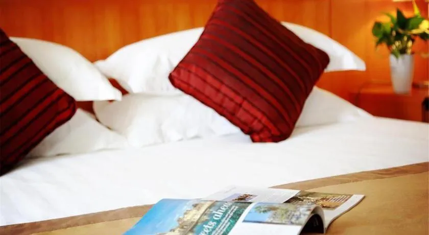 Bed in Jinglun Hotel