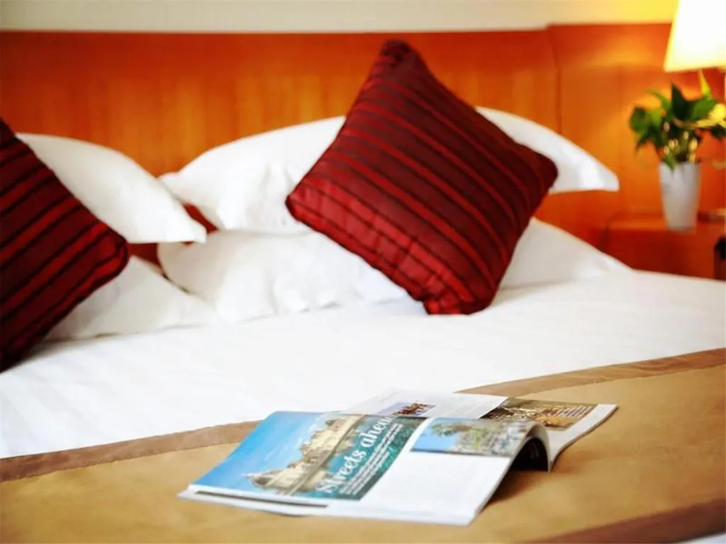 Bed in Jinglun Hotel