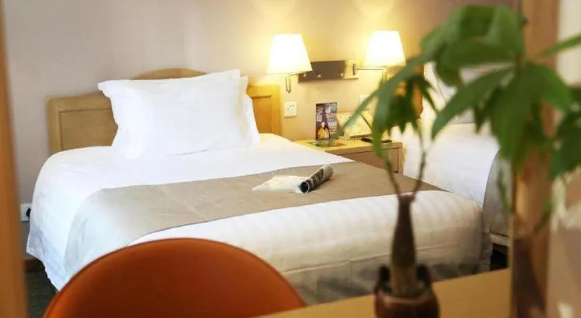 Bed in Jinglun Hotel