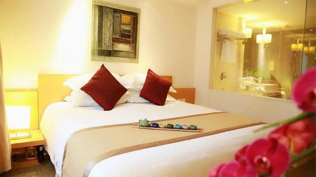 Bed in Jinglun Hotel