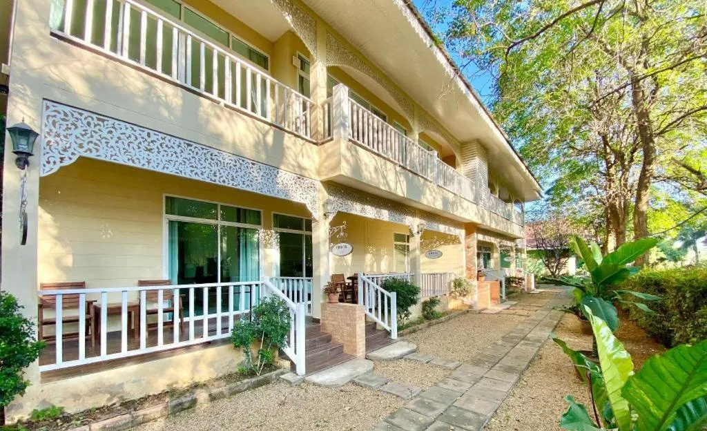 Ruen Maihom Riverside Cottage