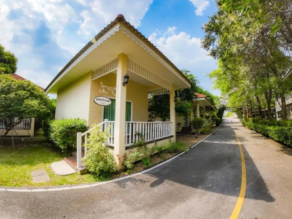 Ruen Maihom Riverside Cottage