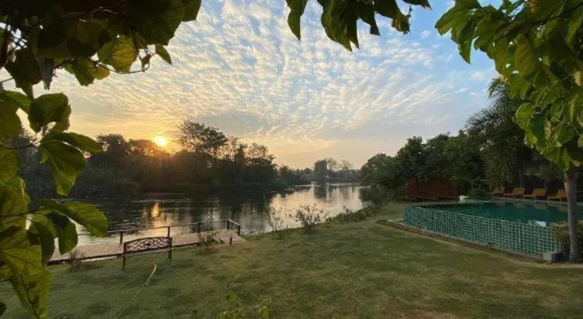 Ruen Maihom Riverside Cottage