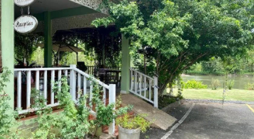 Ruen Maihom Riverside Cottage