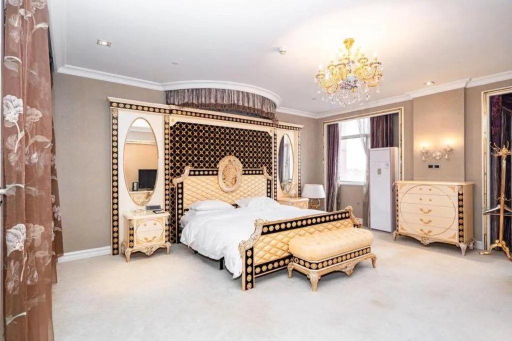 Bed in Qingdao Danube International Hotel