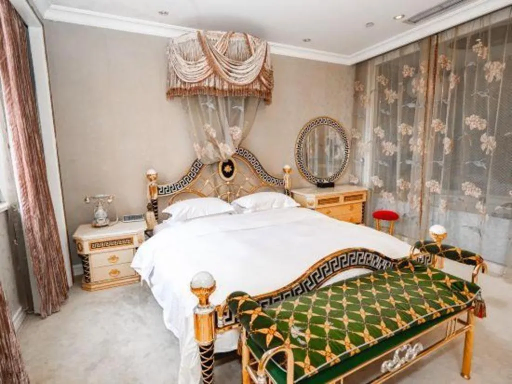 Bed in Qingdao Danube International Hotel