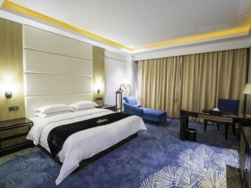 Bed in Qingdao Danube International Hotel