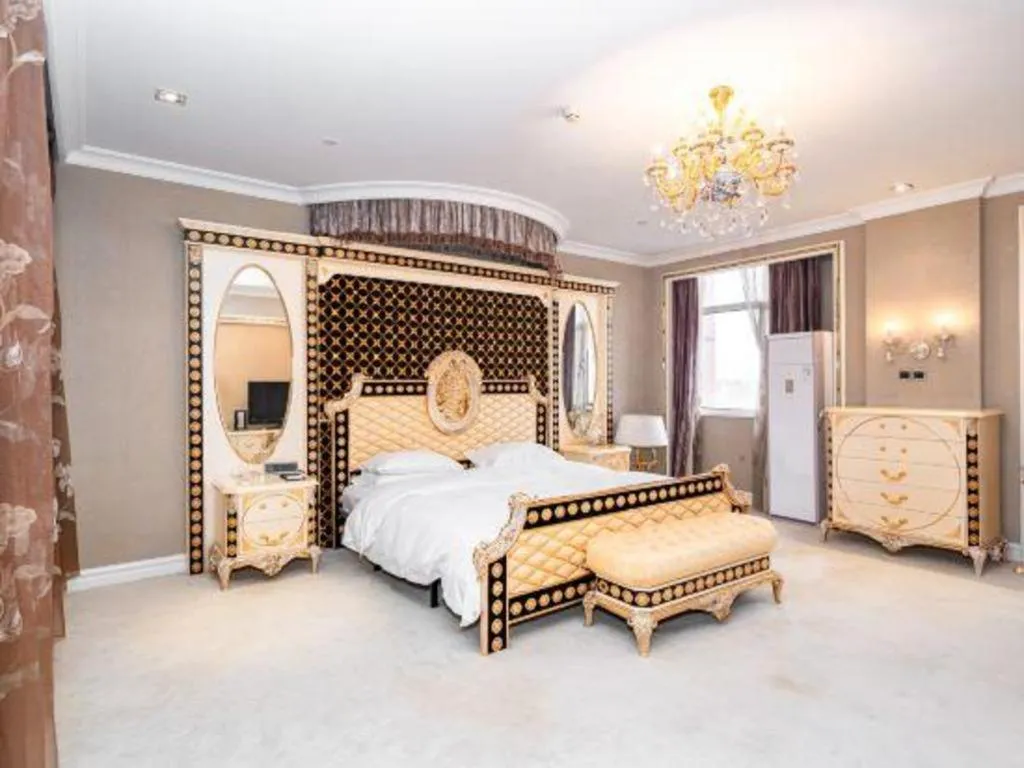 Bed in Qingdao Danube International Hotel