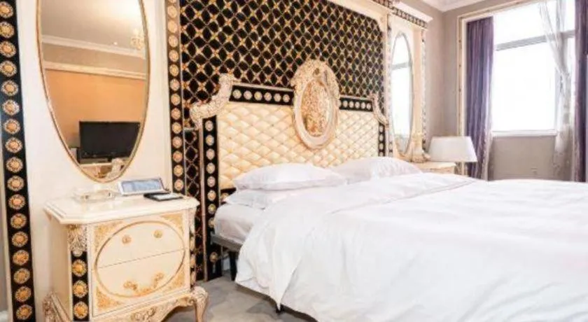 Bed in Qingdao Danube International Hotel