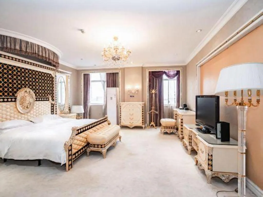 Bed in Qingdao Danube International Hotel