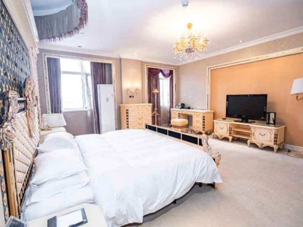 Bed in Qingdao Danube International Hotel