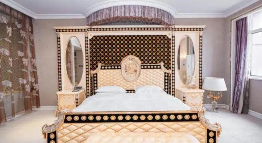 Bed in Qingdao Danube International Hotel