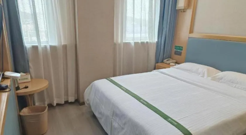Bed in GreenTree Inn Guiyang Wudang District High-speed Railway East Station