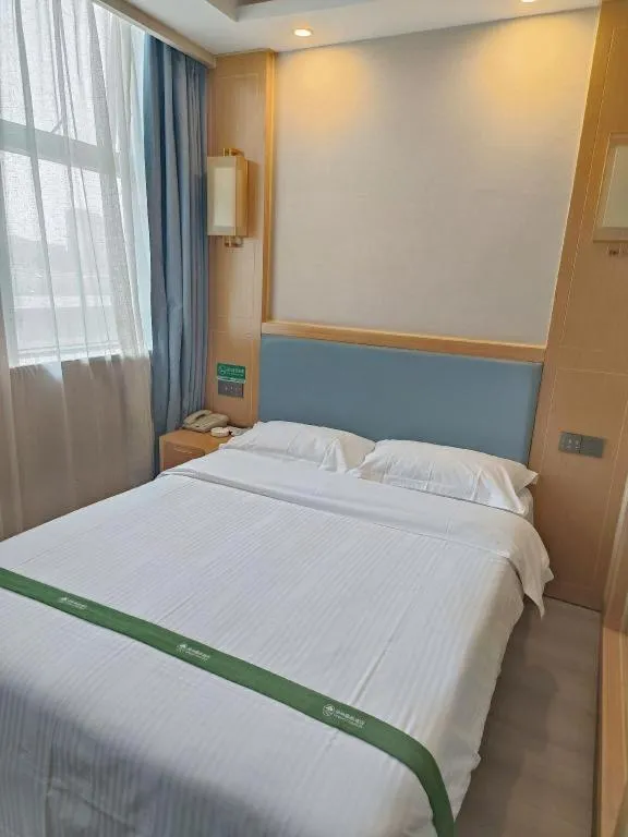 Bed in GreenTree Inn Guiyang Wudang District High-speed Railway East Station
