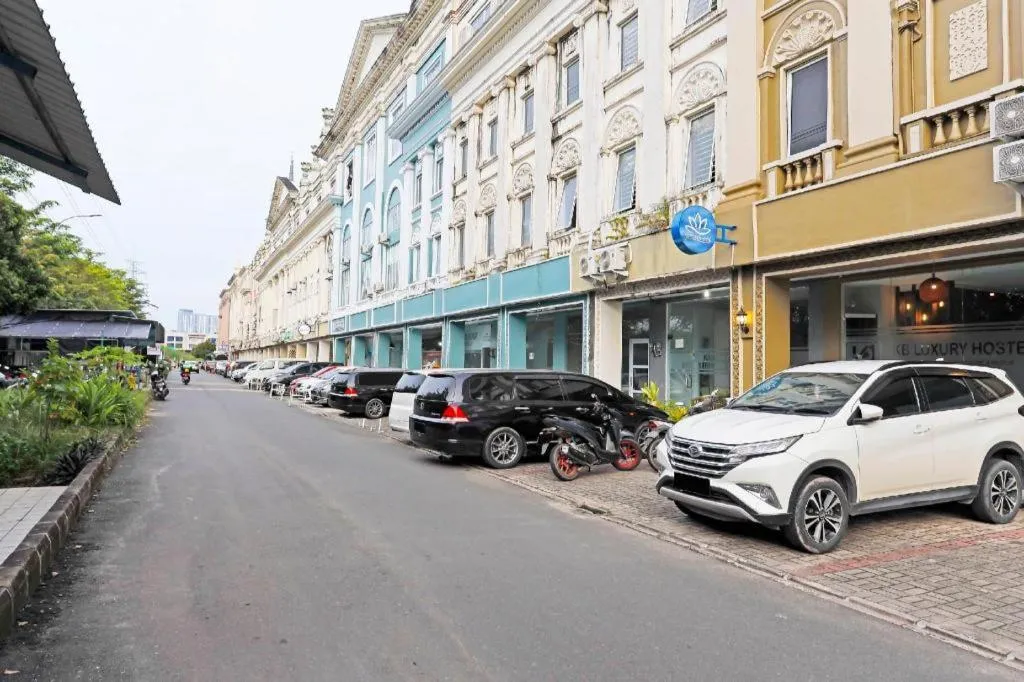 Capital O 91407 Kb Luxury Hostel