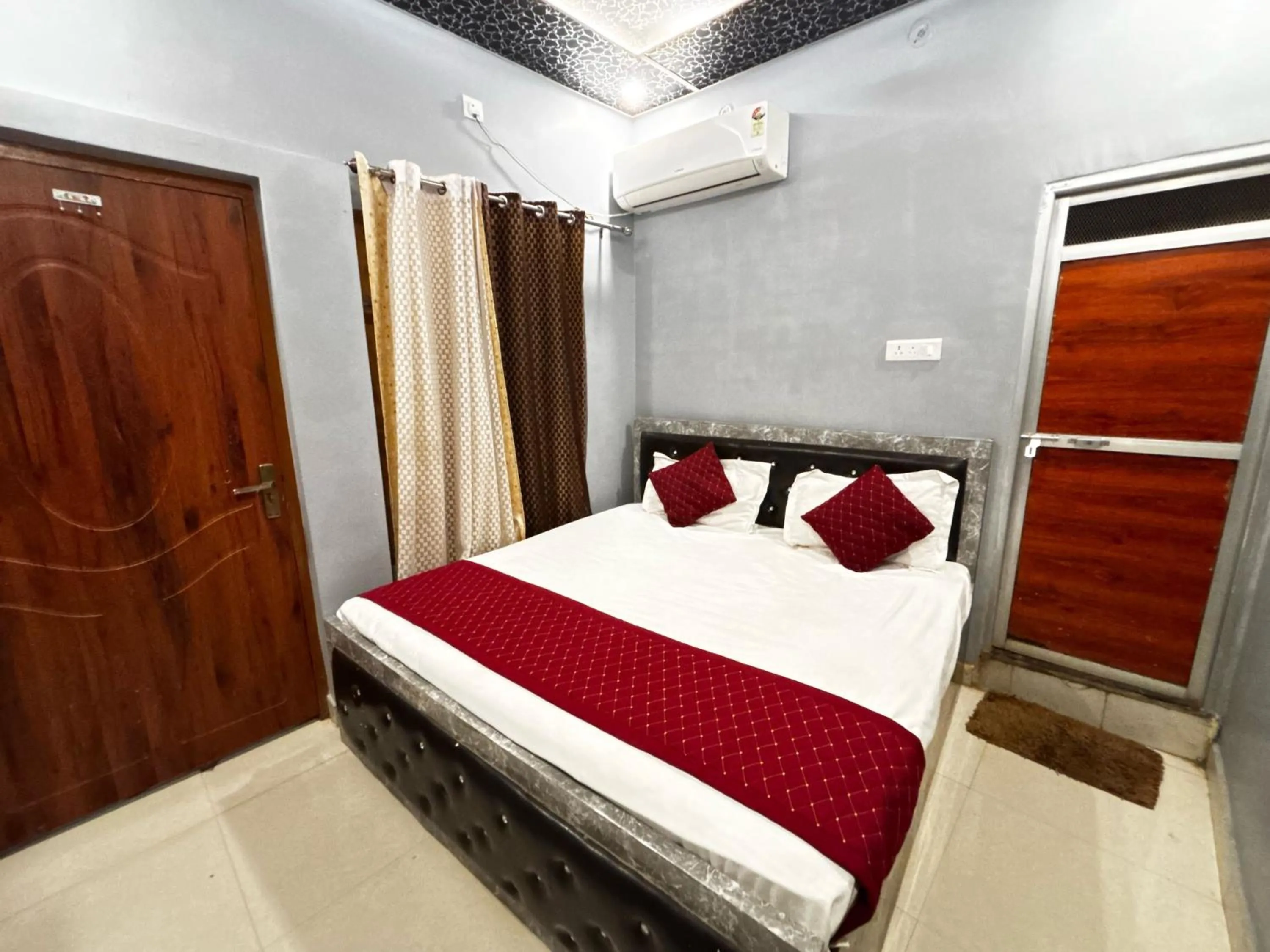 Bedroom, Bed in Hotel O Suryavanshi Palace