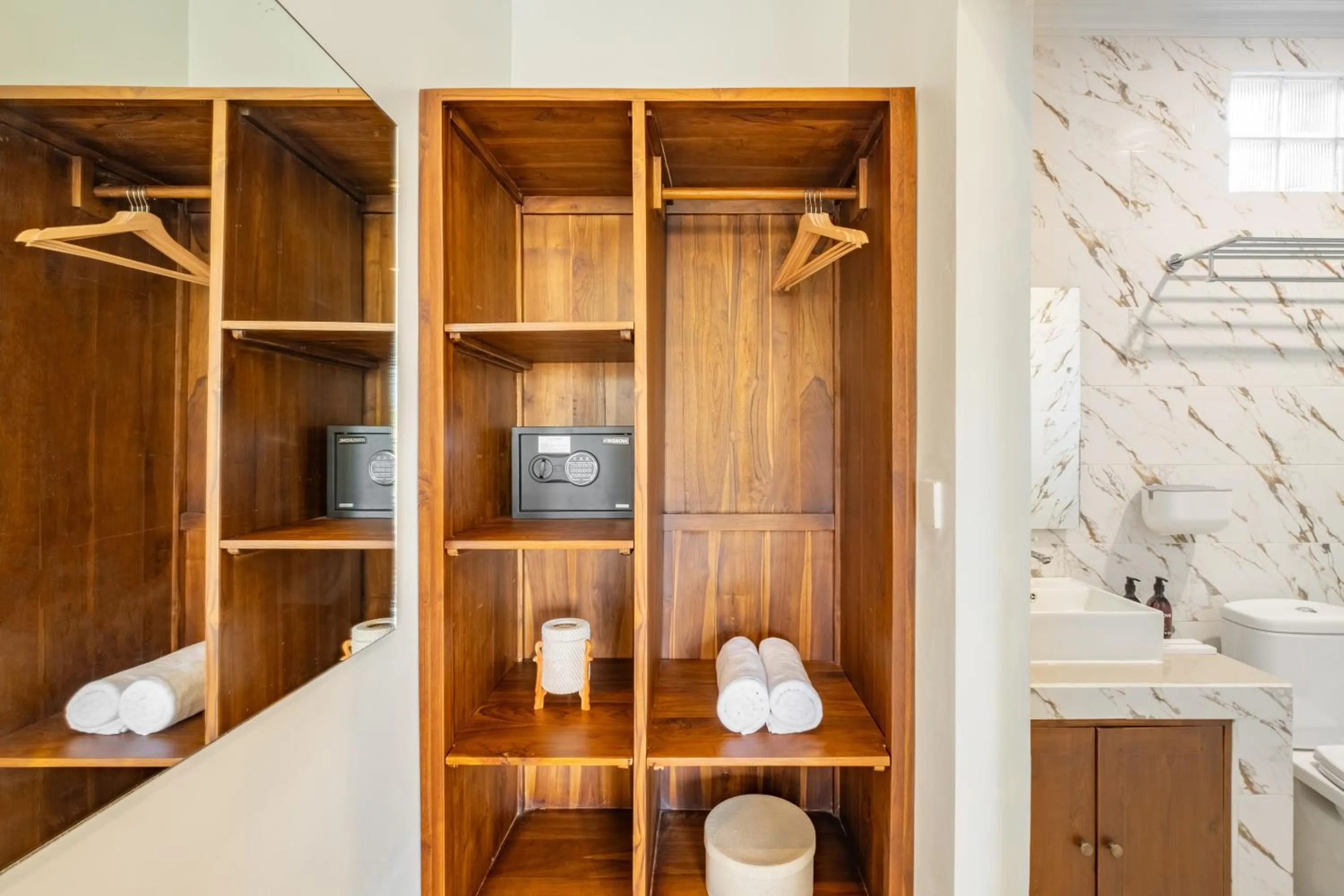 wardrobe in Cove Dmali